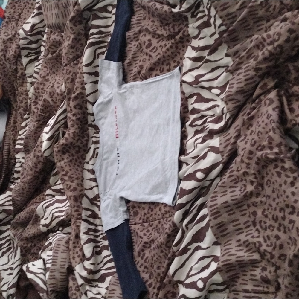 TOMMY HILFIGER LONG SLEEVE WITH SEWED INTO ATTACHED VERY COOL BOYS 4T